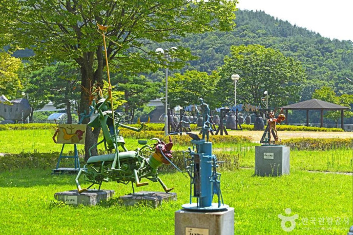 용담댐 조각공원 여행 추천 - 메고지고