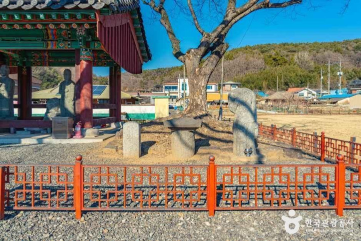 함안 대산리 석조삼존상 여행 추천 - 메고지고