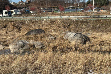 수암리 마애삼존불상 여행 추천 - 메고지고