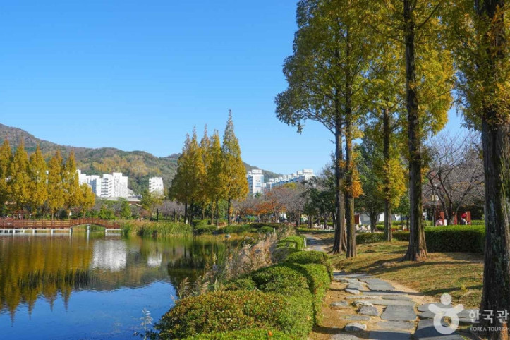 연지공원 여행 추천 - 메고지고