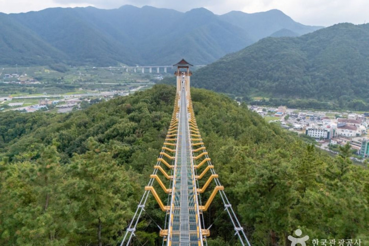 봉명산 출렁다리 여행 추천 - 메고지고