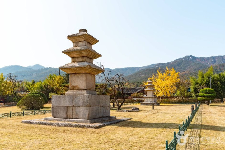 경주 남산동 동ㆍ서 삼층석탑 여행 추천 - 메고지고