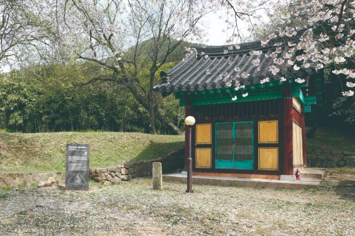 창녕 송현동 마애여래좌상 여행 추천 - 메고지고