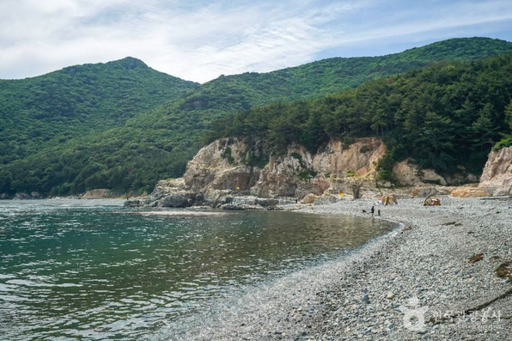 여차몽돌해수욕장 여행 추천 - 메고지고