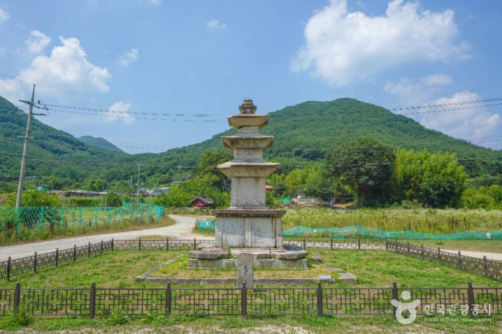 산청 단속사지 동 삼층석탑 여행 추천 - 메고지고