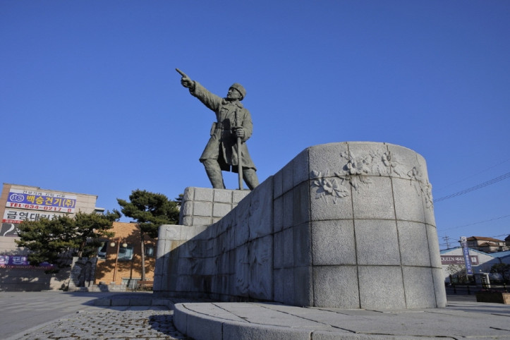 김좌진장군동상 여행 추천 - 메고지고