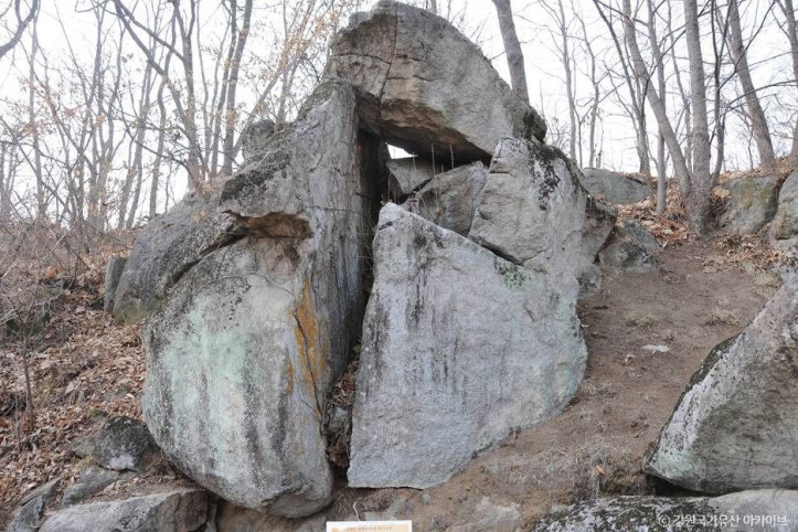 수암리 마애삼존불상 여행 추천 - 메고지고