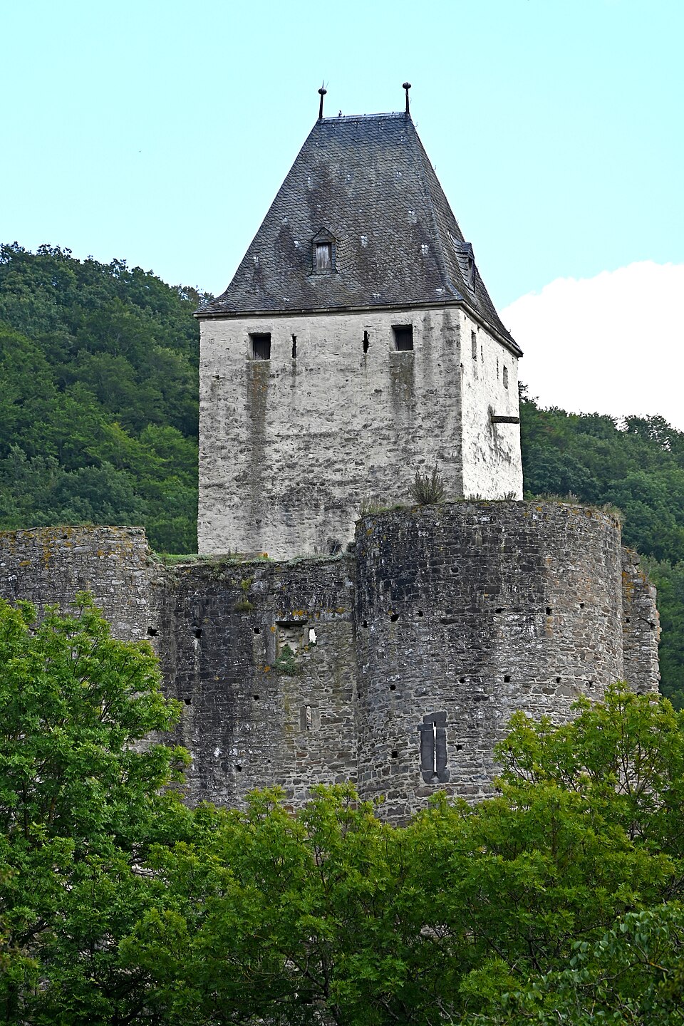뷔레스하임 궁전·중세 성채 (Schloss Bürresheim) 여행 추천 - 로드트립