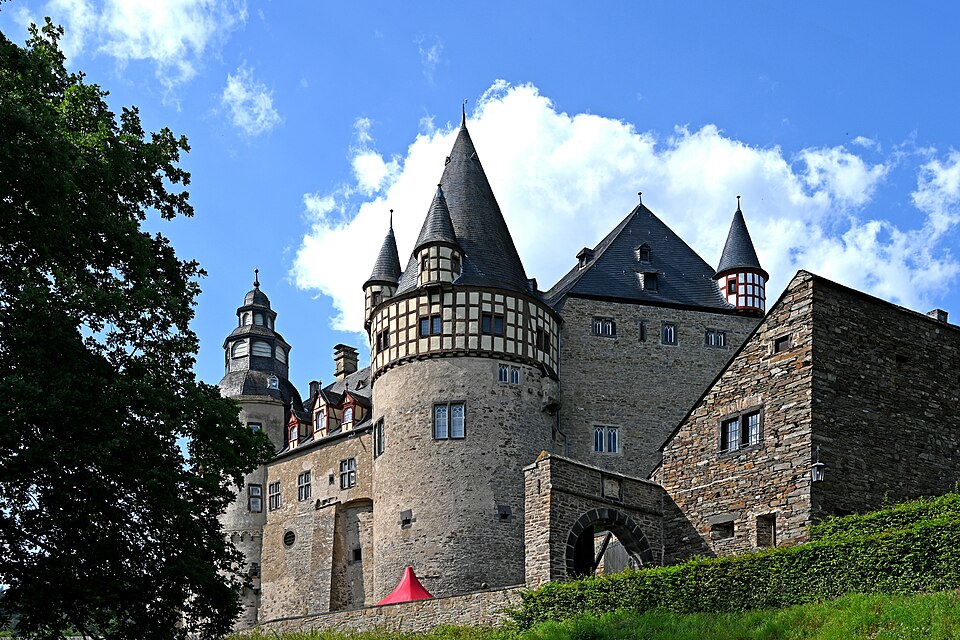 뷔레스하임 궁전·중세 성채 (Schloss Bürresheim) 여행 추천 - 로드트립