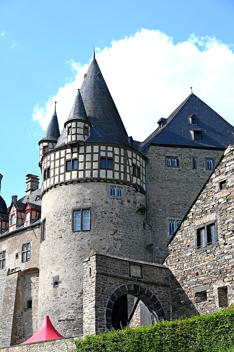 뷔레스하임 궁전·중세 성채 (Schloss Bürresheim) 여행 추천 - 로드트립