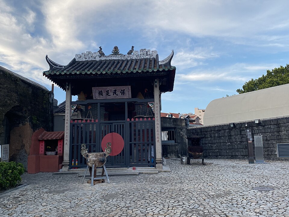 나차 사원 (Na Tcha Temple) 여행 추천 - 로드트립