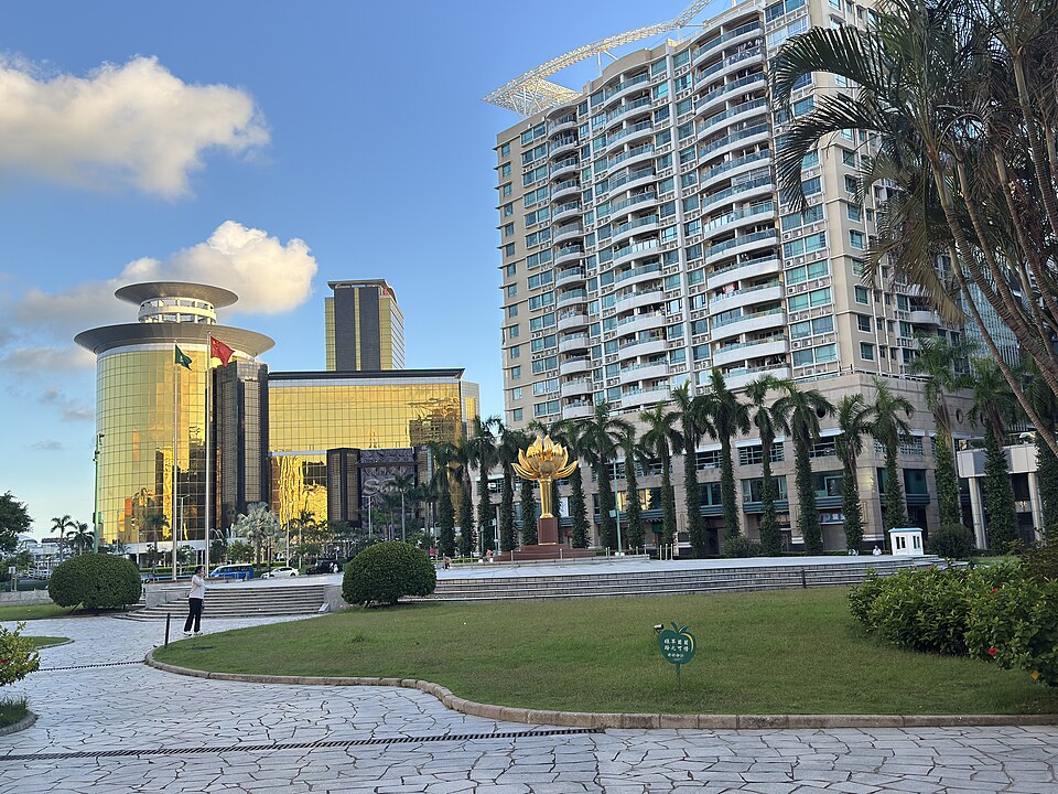 금련화광장·연꽃광장 (Golden Lotus Square) 여행 추천 - 로드트립
