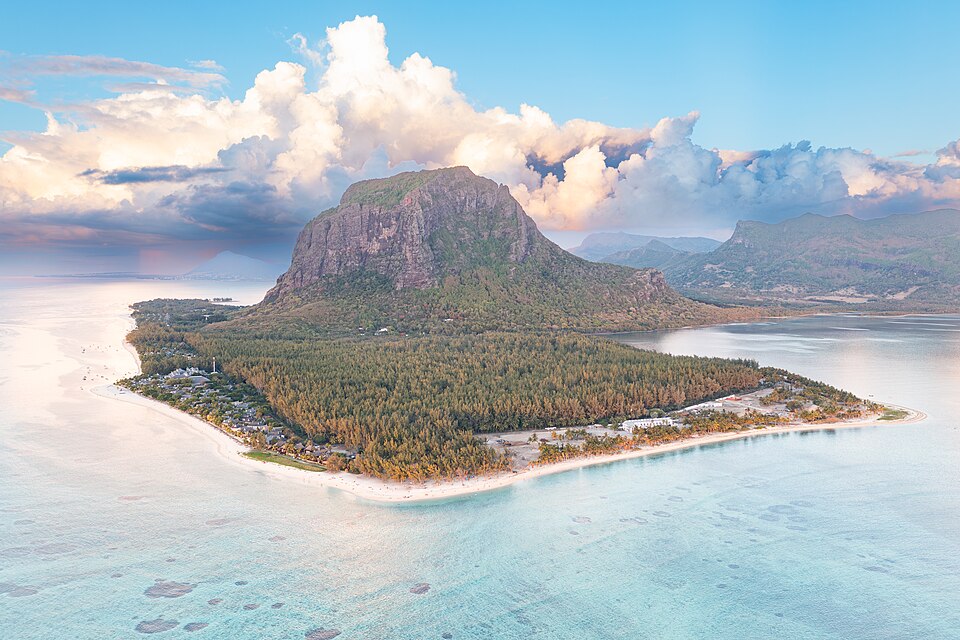 르 몬 수중폭포 전망 (Le Morne Underwater Waterfall Illusion) 여행 추천 - 로드트립