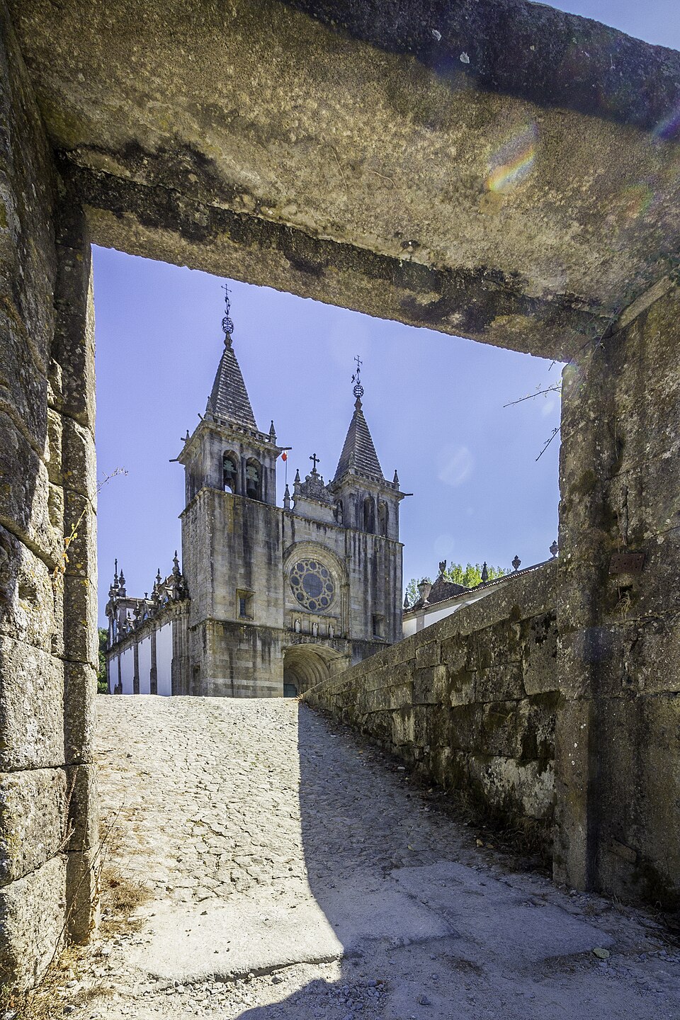 펠게이라스 폼베이루 수도원 (Mosteiro de Santa Maria de Pombeiro) 여행 추천 - 로드트립