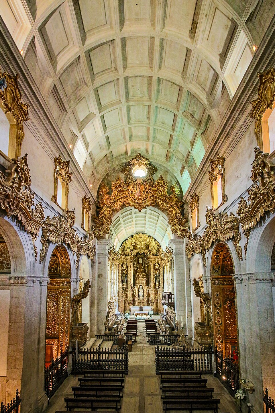 펠게이라스 폼베이루 수도원 (Mosteiro de Santa Maria de Pombeiro) 여행 추천 - 로드트립