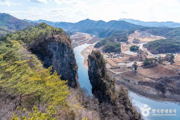선돌 (강원고생대 국가지질공원) 여행 추천 - 메고지고