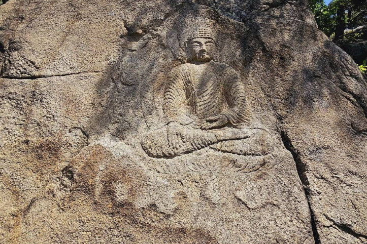 경주 남산 용장사지 마애여래좌상 여행 추천 - 메고지고