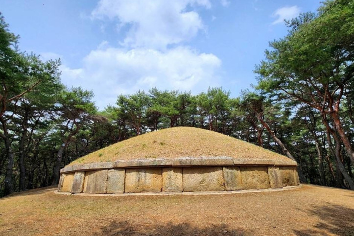 경주 진덕여왕릉 여행 추천 - 메고지고