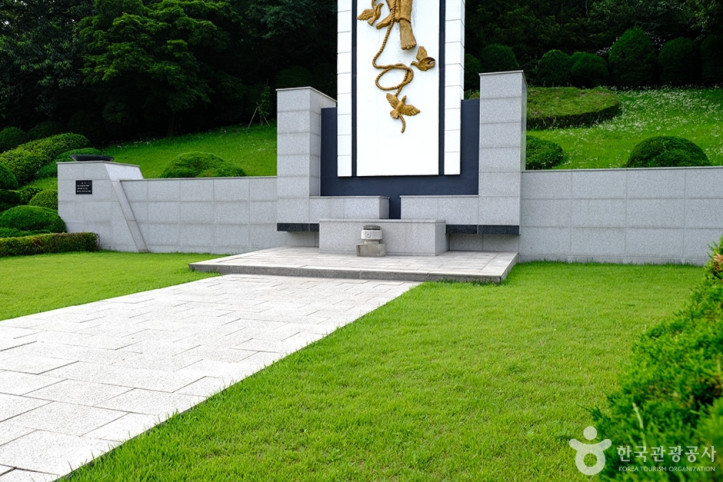 현충탑 여행 추천 - 메고지고
