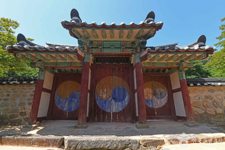 연산향교 대성전 여행 추천 - 메고지고