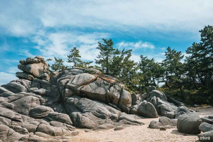 송지호해안 서낭바위 (강원평화지역 국가지질공원) 여행 추천 - 메고지고