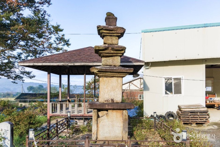 괴산 보안사 삼층석탑 여행 추천 - 메고지고