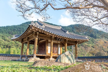 석산리 마애여래좌상 여행 추천 - 메고지고