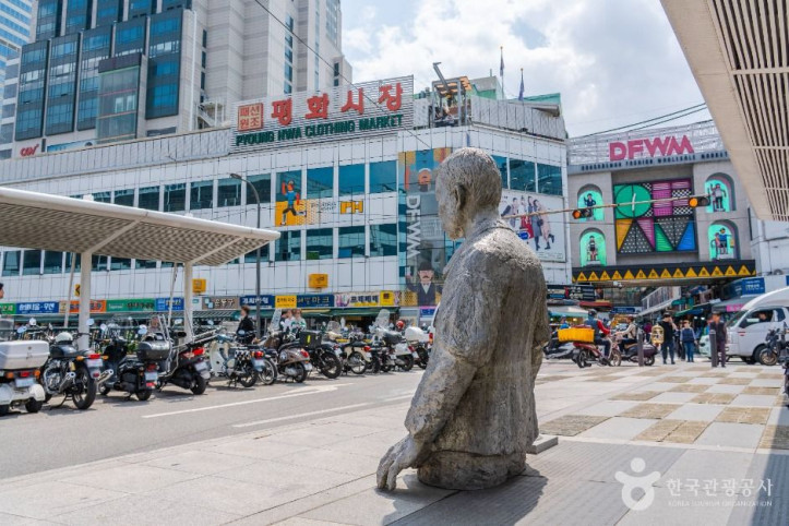 전태일동상 여행 추천 - 메고지고