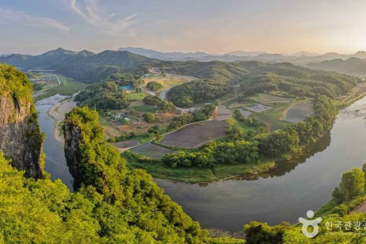 선돌 (강원고생대 국가지질공원) 여행 추천 - 메고지고