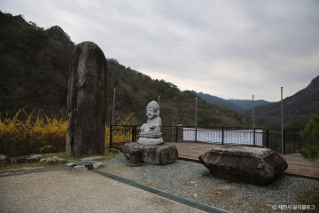 덕주사 마애여래입상 (덕주사 마애불) 여행 추천 - 메고지고
