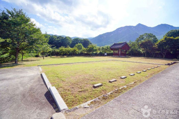 거창 가섭암지 마애여래삼존입상 여행 추천 - 메고지고