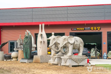 충주 봉황리 마애불상군 여행 추천 - 메고지고