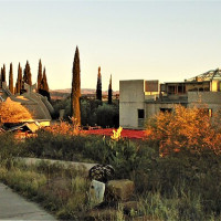 Beyond My Ken · Wikimedia Commons · CC BY-SA 4.0 / https://commons.wikimedia.org/wiki/File:2021_Arcosanti_at_golden_hour.jpg / Usage: 저작자 및 라이선스·원본 링크 표시, 크롭/보정 표기, 편집본 동일조건 공유 필요