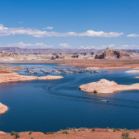 Christian David · Wikimedia Commons · CC BY-SA 4.0 / https://commons.wikimedia.org/wiki/File:Lake_Powell_from_Wahweap_Overlook,_Page,_Arizona_-_April_2026.jpg / Usage: 저작자 및 라이선스·원본 링크 표시, 크롭/보정 표기, 편집본 동일조건 공유 필요