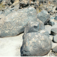 Marine 69-71 · Wikimedia Commons · CC BY-SA 4.0 / https://commons.wikimedia.org/wiki/File:Gila_Bend-Painted_Rock_Petroglyph_Site_-2.jpg / Rights: Commons 개별 파일 저작자·라이선스·파일 설명 확인(2026-10-13) / Usage: 개별 공개 라이선스에 따른 조건부 상업 재사용 가능. 출처·저작자·라이선스 링크 유지, 수정 시 변경 사실 표시; BY-SA 변형배포 시 동일/호환 조건 준수. 촬영 대상의 사람·상표·제3자 미술저작물 권리는 별도로 검토.