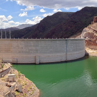 Nicholas Hartmann · Wikimedia Commons · CC BY-SA 4.0 / https://commons.wikimedia.org/wiki/File:2015_Arizona_Roosevelt_Dam_upstream_side_01.jpg / Rights: Commons 개별 파일 저작자·라이선스·파일 설명 확인(2026-10-13) / Usage: 개별 공개 라이선스에 따른 조건부 상업 재사용 가능. 출처·저작자·라이선스 링크 유지, 수정 시 변경 사실 표시; BY-SA 변형배포 시 동일/호환 조건 준수. 촬영 대상의 사람·상표·제3자 미술저작물 권리는 별도로 검토.