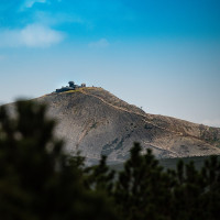 Konklos · Wikimedia Commons · CC BY-SA 4.0 / https://commons.wikimedia.org/wiki/File:Sniezka_mount.jpg / Rights: Wikimedia Commons 개별 파일 상세페이지의 CC 라이선스 / Usage: 상업적 재사용 허용, 출처·저작자·라이선스·원본 링크 표기 필요. CC BY-SA 조건에 따른 2차적 저작물 라이선스 준수.