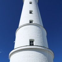 Estormiz · Wikimedia Commons · CC0 1.0 / https://commons.wikimedia.org/wiki/File:Marjaniemi_Lighthouse_Hailuoto_20160803_02.jpg / Rights: https://commons.wikimedia.org/wiki/File:Marjaniemi_Lighthouse_Hailuoto_20160803_02.jpg / Usage: 상업적 이용 가능한 라이선스. 저작자·원본 페이지·라이선스 URL과 변경 여부 표시 필요. 동일조건변경허락 사진은 변형 배포 시 해당 조건을 준수.