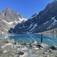 Harald Groven · Wikimedia Commons · CC BY-SA 2.0 / https://commons.wikimedia.org/wiki/File:Bl%C3%A5isvannet_(Lyngen).jpg / Rights: https://commons.wikimedia.org/wiki/File:Bl%C3%A5isvannet_(Lyngen).jpg / Usage: 저작자·원본·라이선스 링크 명시, 개작한 경우 변경사항 명시. CC BY-SA는 동일조건변경허락 준수.