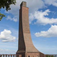 Andreas Geick · Wikimedia Commons · CC BY-SA 3.0 / https://commons.wikimedia.org/wiki/File:Marine-Ehrenmal_Laboe.jpg / Rights: Wikimedia Commons 개별 파일 저작자·라이선스 확인 (2026-10-14) / Usage: 상업적 재사용 가능. 사진 저작자, 원본 페이지, 라이선스 링크를 표시하고 수정사항이 있으면 밝혀야 함. CC BY-SA 동일조건변경허락의 2차적 저작물 배포 조건 준수. 사진 저작권 CC 라이선스와 별도로 장소·건물·작품의 상업적 이용 규정 검토 대상.