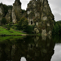 Daniel Schwen · Wikimedia Commons · CC BY-SA 4.0 / https://commons.wikimedia.org/wiki/File:Externsteine_lake.jpg / Rights: Wikimedia Commons 개별 파일 저작자·라이선스 확인 (2026-10-14) / Usage: 상업적 재사용 가능. 사진 저작자, 원본 페이지, 라이선스 링크를 표시하고 수정사항이 있으면 밝혀야 함. CC BY-SA 동일조건변경허락의 2차적 저작물 배포 조건 준수. 사진 저작권 CC 라이선스와 별도로 장소·건물·작품의 상업적 이용 규정 검토 대상.