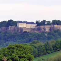 Dr. Bernd Gross · Wikimedia Commons · CC BY-SA 4.0 / https://commons.wikimedia.org/wiki/File:Festung_K%C3%B6nigstein_in_Sachsen_(3).jpg / Rights: Wikimedia Commons 개별 파일 저작자·라이선스 확인 (2026-10-14) / Usage: 상업적 재사용 가능. 사진 저작자, 원본 페이지, 라이선스 링크를 표시하고 수정사항이 있으면 밝혀야 함. CC BY-SA 동일조건변경허락의 2차적 저작물 배포 조건 준수. 사진 저작권 CC 라이선스와 별도로 장소·건물·작품의 상업적 이용 규정 검토 대상.