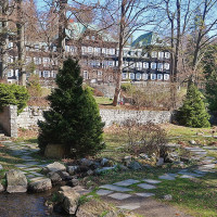 PoTom · Wikimedia Commons · CC BY-SA 4.0 / https://commons.wikimedia.org/wiki/File:Karlova_Stud%C3%A1nka.jpg / Rights: Wikimedia Commons 해당 사진의 개별 CC 라이선스; 시설·전시·인물 별도 권리는 미확인 / Usage: Wikimedia Commons 개별 이미지 페이지의 CC BY/CC BY-SA 저작권 라이선스는 상업 재사용을 허용합니다. 저작자·원본 파일 URL·라이선스 링크 및 이미지 크기 조정/재가공 등 수정 사항을 표시해야 합니다. CC BY-SA는 필요한 경우 동일조건변경허락 요건이 적용됩니다. 건축물·시설의 별도 상업촬영 규정, 초상권, 상표권·전시물 권리는 독립적으로 확인하십시오.