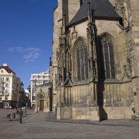 Jagro · Wikimedia Commons · CC BY-SA 3.0 / https://commons.wikimedia.org/wiki/File:Plze%C5%88%2C_katedr%C3%A1la_svat%C3%A9ho_Bartolom%C4%9Bje%2C_profil.jpg / Rights: Wikimedia Commons 해당 사진의 개별 CC 라이선스; 시설·전시·인물 별도 권리는 미확인 / Usage: Wikimedia Commons 개별 이미지 페이지의 CC BY/CC BY-SA 저작권 라이선스는 상업 재사용을 허용합니다. 저작자·원본 파일 URL·라이선스 링크 및 이미지 크기 조정/재가공 등 수정 사항을 표시해야 합니다. CC BY-SA는 필요한 경우 동일조건변경허락 요건이 적용됩니다. 건축물·시설의 별도 상업촬영 규정, 초상권, 상표권·전시물 권리는 독립적으로 확인하십시오.