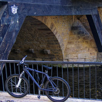 Txllxt TxllxT · Wikimedia Commons · CC BY-SA 4.0 / https://commons.wikimedia.org/wiki/File:Erfurt%20-%20Kr%C3%A4merbr%C3%BCcke%20-%20On%20the%20Outside%20at%20the%20Gera%20River.jpg / Rights: Wikimedia Commons 원본 파일 페이지의 저작자·라이선스 메타데이터 참조 (2026-10-14): https://commons.wikimedia.org/wiki/File:Erfurt%20-%20Kr%C3%A4merbr%C3%BCcke%20-%20On%20the%20Outside%20at%20the%20Gera%20River.jpg / Usage: 상업적 재사용·수정 가능. 저작자·원본 파일 페이지·정확한 라이선스 버전과 변경표시 필요. 2차적 저작물에 동일조건변경허락 의무가 발생할 수 있음. 시설·미술작품·상표·인물·유료실내 촬영 등 추가 권리는 사진 자체의 CC 라이선스와 별개로 확인해야 함. 역사 주거시설의 내부 사생활·개별 매장 상표 및 촬영 동의는 별도. 공개 외관 촬영 위주