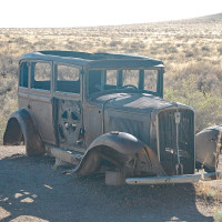 Laurelle Stoughton · Wikimedia Commons · CC BY-SA 4.0 / https://commons.wikimedia.org/wiki/File:Route_66_Monument_1932_Studebaker.jpg / Usage: 개별 Commons File 페이지에서 실제 장소·저작자·라이선스 표기를 조사한 메타데이터. 저작자 표시·링크 및 동일조건변경허락 등 원본 라이선스 요건 준수. 사진 파일 다운로드/이미지 디코딩/서버 등록은 별도로 미검증.