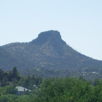 Benjamin Cody · Wikimedia Commons · CC BY-SA 3.0 / https://commons.wikimedia.org/wiki/File:Thumb_Butte.jpg / Usage: Wikimedia Commons 개별 File 페이지의 출처·저작자·재사용 라이선스 기록. 원본 이미지 바이너리/HTTP/MIME/디코딩/관리자 저장은 미실시.