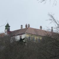 Michal Jakubský · Wikimedia Commons · CC BY 3.0 / https://commons.wikimedia.org/wiki/File:Hlohoveck%C3%BD_z%C3%A1mok_z_parku_-_panoramio.jpg / Rights: https://commons.wikimedia.org/wiki/File:Hlohoveck%C3%BD_z%C3%A1mok_z_parku_-_panoramio.jpg / Usage: 상업적 재사용 가능. 원작자·원본 링크·라이선스 및 편집 시 변경 사실 표기 필수.