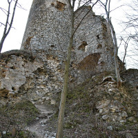 Patrik Kunec · Wikimedia Commons · CC BY-SA 4.0 / https://commons.wikimedia.org/wiki/File:01_Starhrad_-_Star%C3%BD_hrad_-_2._4._2016.JPG / Rights: https://commons.wikimedia.org/wiki/File:01_Starhrad_-_Star%C3%BD_hrad_-_2._4._2016.JPG / Usage: 상업적 재사용 가능. 원작자·원본 링크·라이선스 및 편집 시 변경 사실 표기 필수. 수정·가공한 사진을 배포할 경우 동일 또는 호환 라이선스 조건 준수.