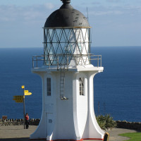 Photo: Gadfium · Public Domain · Wikimedia Commons / https://commons.wikimedia.org/wiki/File:Cape_Reinga_lighthouse.JPG / Rights: https://commons.wikimedia.org/wiki/File:Cape_Reinga_lighthouse.JPG / Usage: 개별 Commons 파일 페이지에서 저작자·라이선스 표시 확인. 저작자·출처·라이선스 URL 기재, CC BY-SA일 경우 동일조건변경허락 및 변경표시 준수. 원본 이미지 바이너리 서버 다운로드·HTTP/MIME는 아직 시험하지 않음.